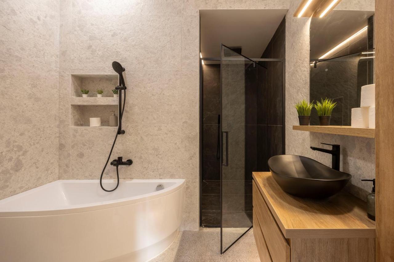 Luxurious & Spacious Central Residence With Balcony Budapest Eksteriør billede