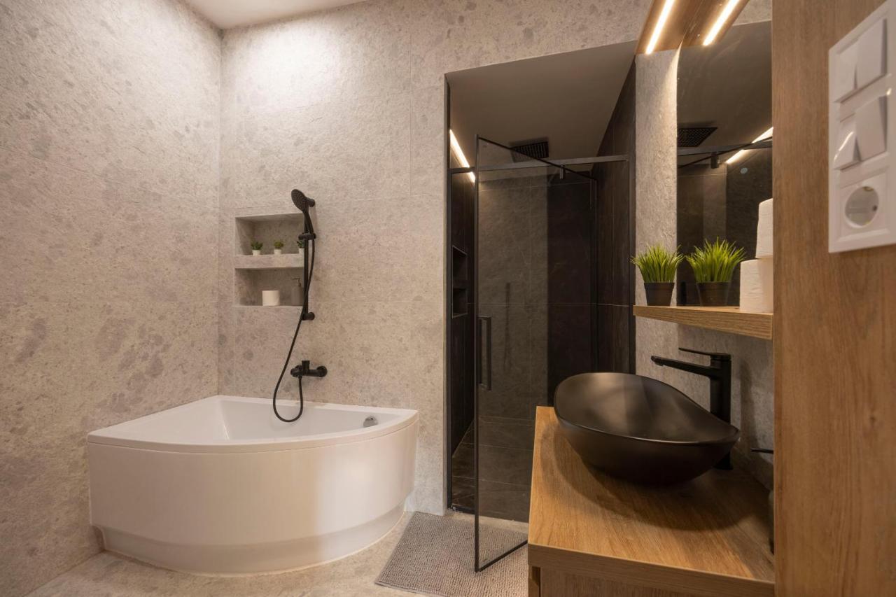 Luxurious & Spacious Central Residence With Balcony Budapest Eksteriør billede
